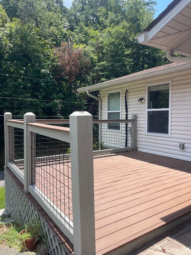 Building Photo - Walking Distance to the Parkway!