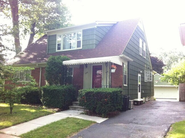 Building Photo - 828 Leroy St