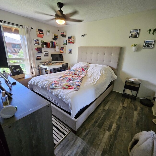 Building Photo - Pet Friendly Upstairs 2/1.5-bedroom North ...