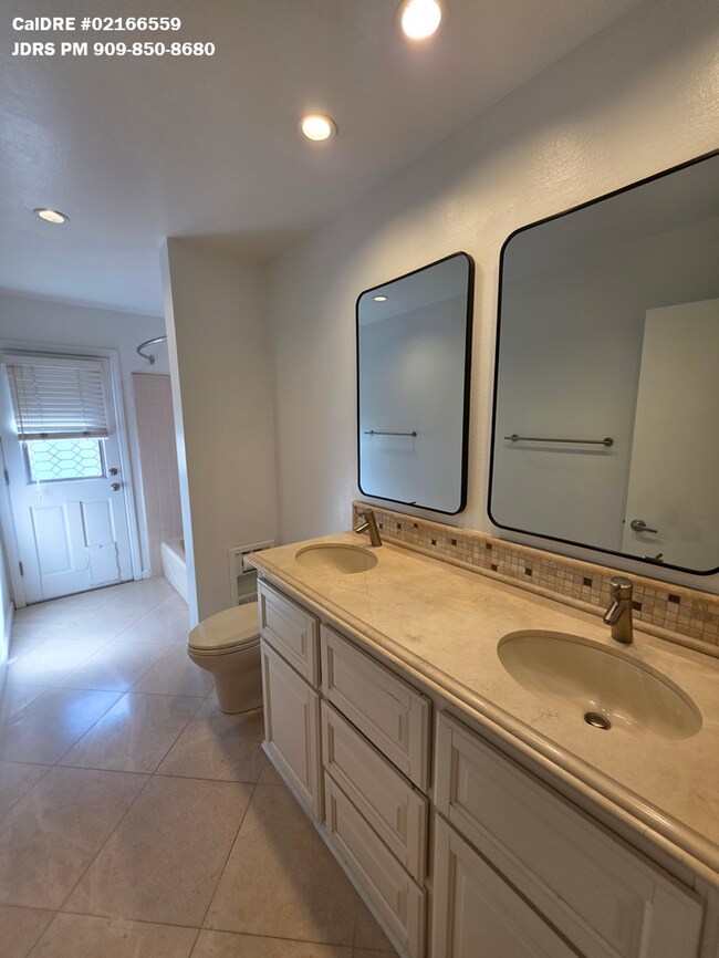 Building Photo - Irvine 3 Bedroom Home With Pool