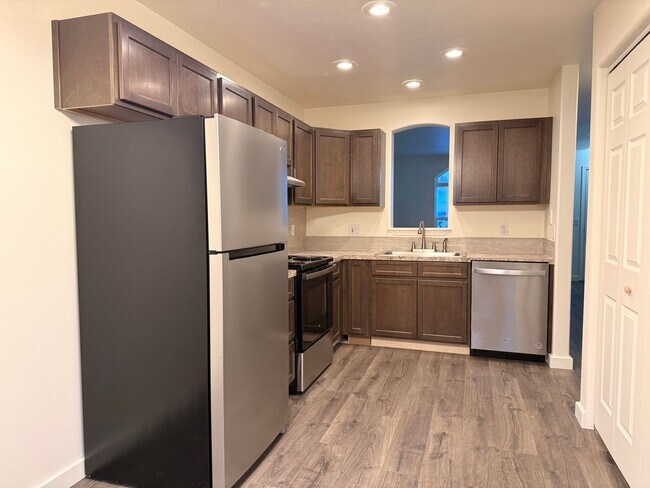 Building Photo - 2631-2631 Howard St