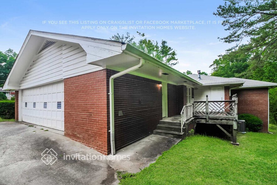Building Photo - 1599 Knob Hill Dr NE