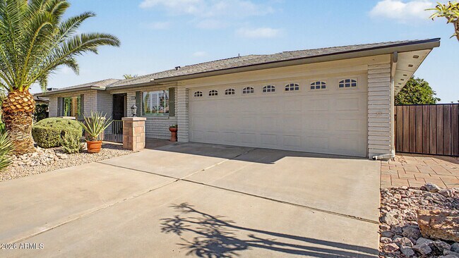 Building Photo - 4143 E Crescent Ave