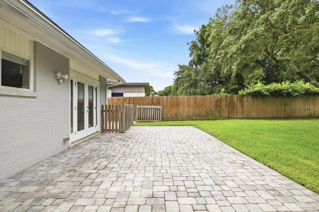 Building Photo - 302 Loruna Dr