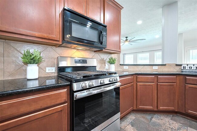 Building Photo - 2819 Lakecrest Way Dr