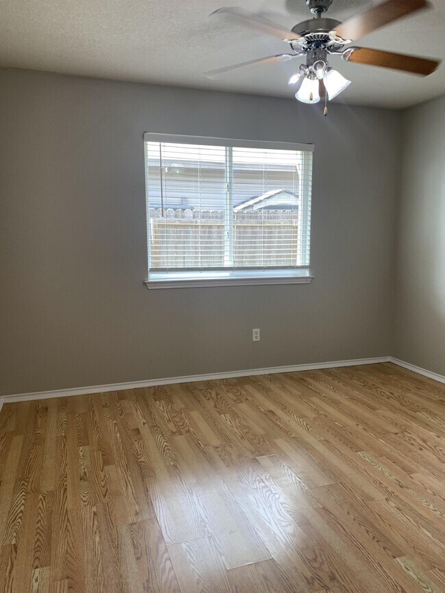 Building Photo - 5827 Alexandria Dr