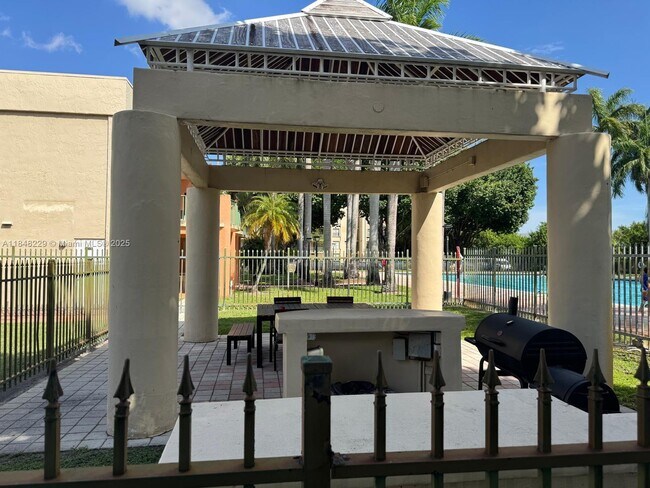 Building Photo - 9350 Fontainebleau Blvd