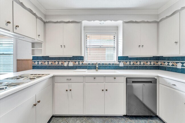 Building Photo - 6327 Wynnwood Ln