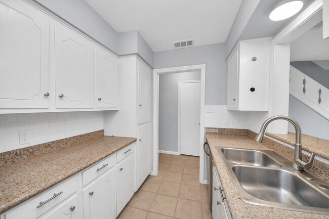 Building Photo - 10654 Hazelhurst Dr