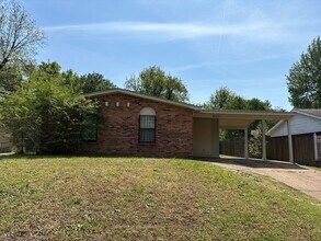 Building Photo - Newly Listed Home in Oakhaven