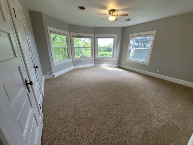 Building Photo - Beautiful 4 bedroom 1.5 house