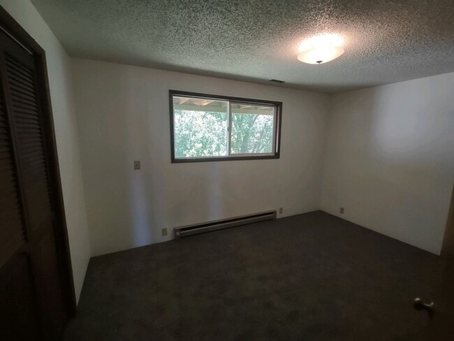 Building Photo - Large 2+ bedroom 2.5 bath home with large ...
