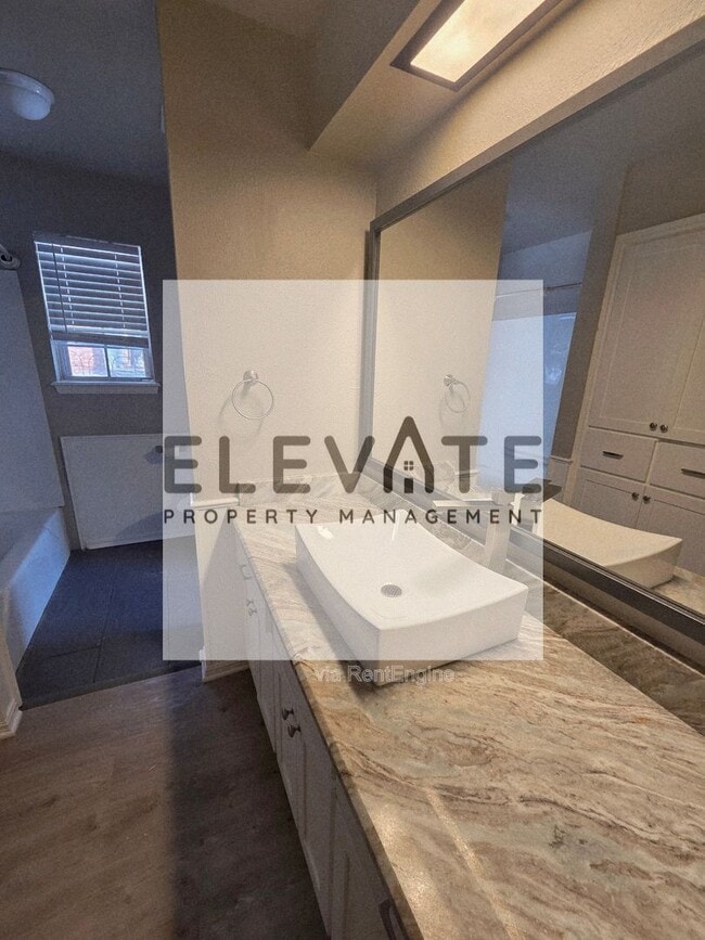 Building Photo - 1809 N Oakhill Rd