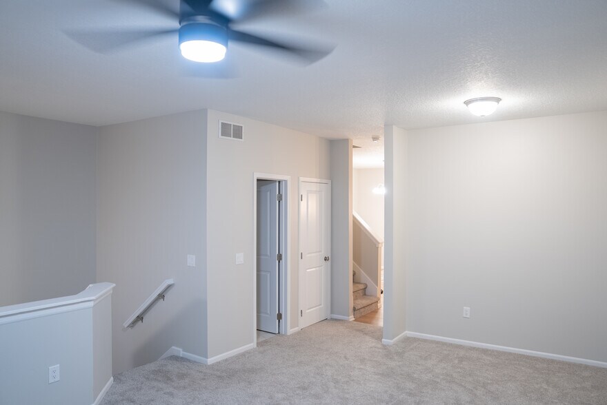 Building Photo - 928 NE Kamies Ln