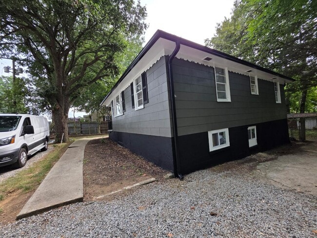 Building Photo - 2106 Shore St