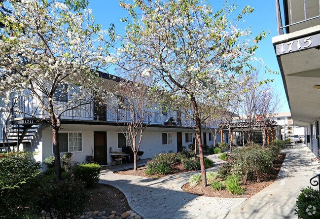 Building Photo - Hilltop Trio