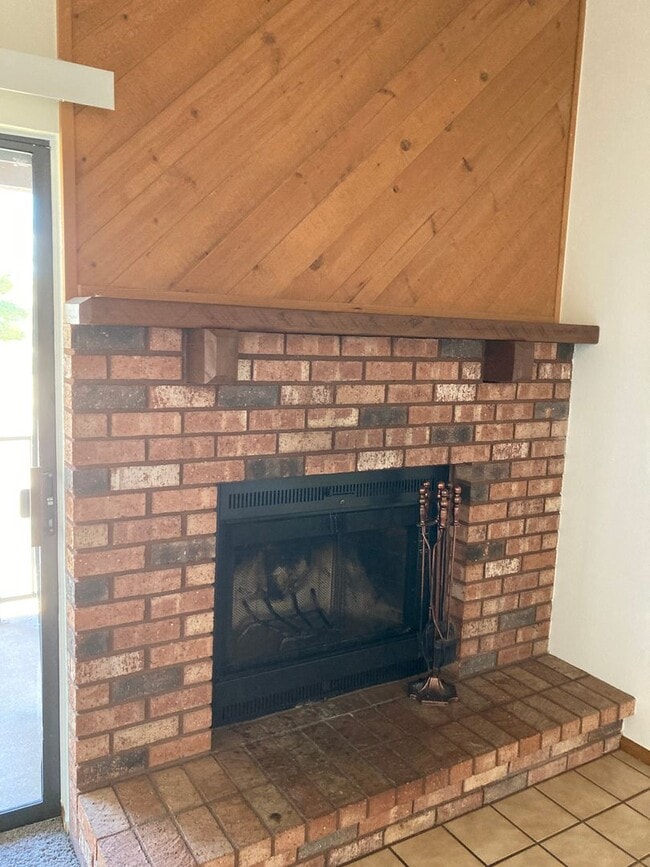 Building Photo - Gorgeous 2B/2B condo with Red Rock views, ...