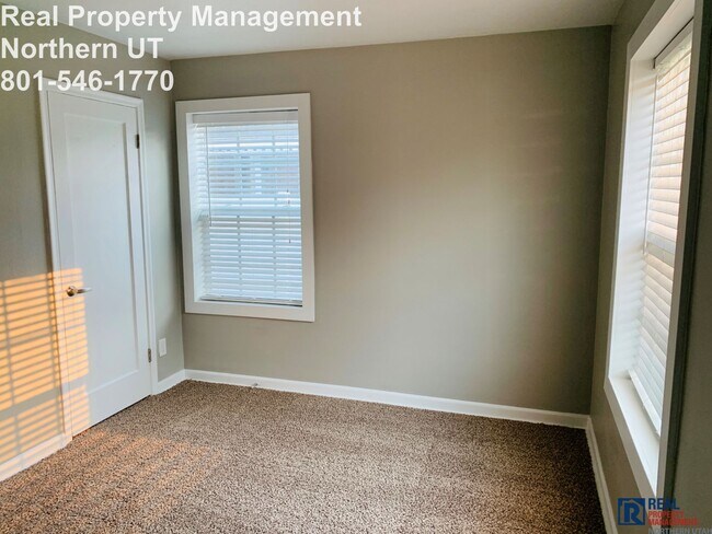 Building Photo - 4 Bedroom 2 Bath Ogden Home Available Now!