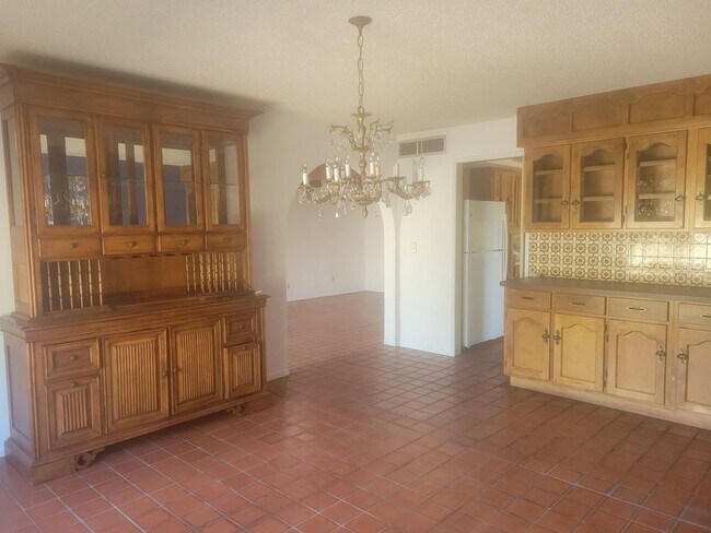 Building Photo - 3 Bed 2.5 Bath Spanish Style Home
