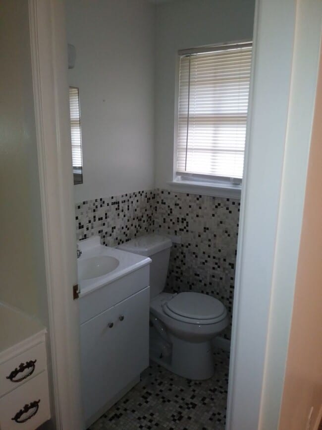 Building Photo - 2 Bed, 1.5 Bath, 2 Car Garage