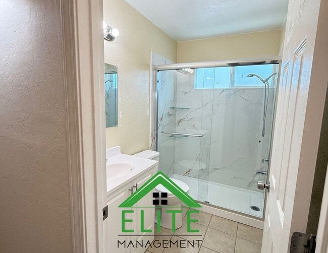 Building Photo - Charming and Updated Townhome in the Heart...