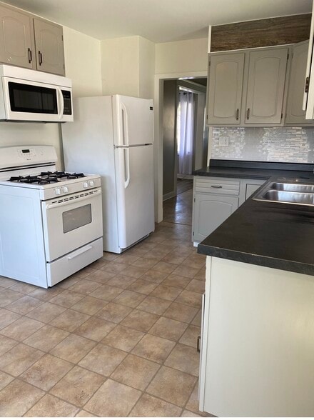 Building Photo - 3728 W 4th St