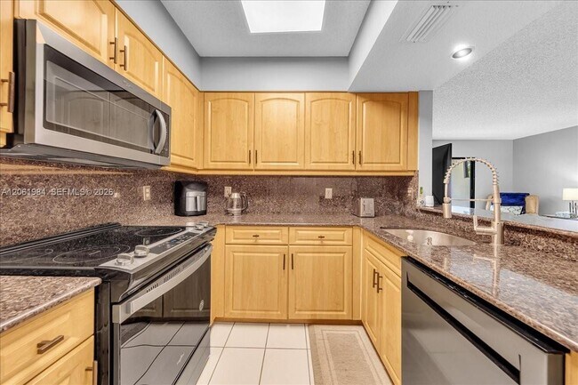 Building Photo - 2240 N Cypress Bend Dr