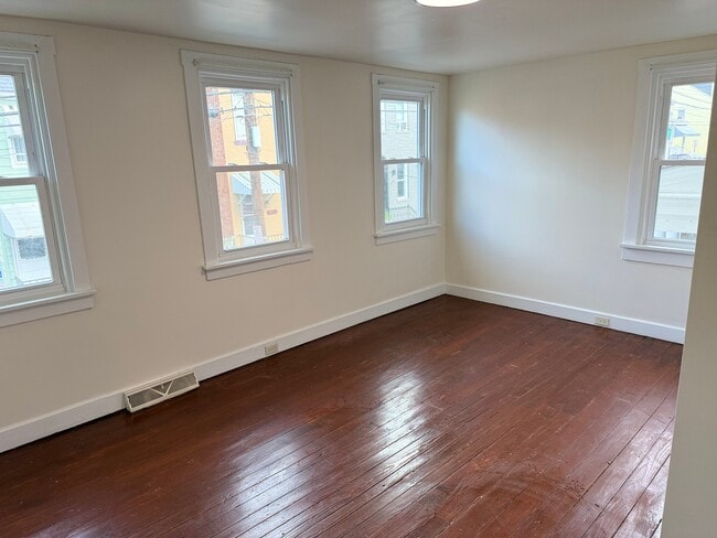 Building Photo - 448 W Vine St