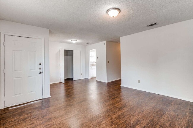 Building Photo - Stylish Half-Duplex in Arlington