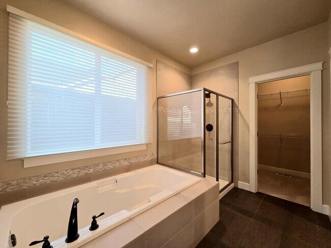 Building Photo - Large 3 bedroom, 3 bath newer build in sought after East Wenatchee neighborhood!