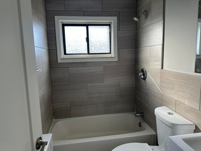 Building Photo - 137 N Center St