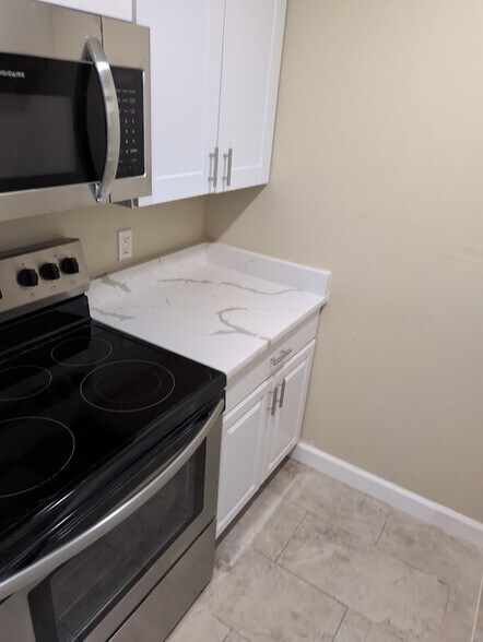 Building Photo - Tropical Breeze Apartments