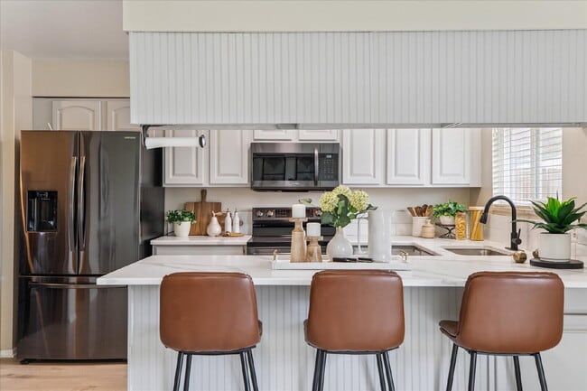 Building Photo - Pet-friendly 2 bed/2.5 bath Lakewood townhome - Available Now!