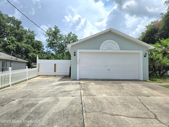 Building Photo - 4445 Greenhill St