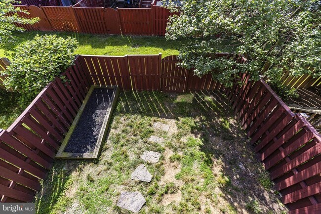 Building Photo - This beautiful 3-bedroom townhome is nestl...