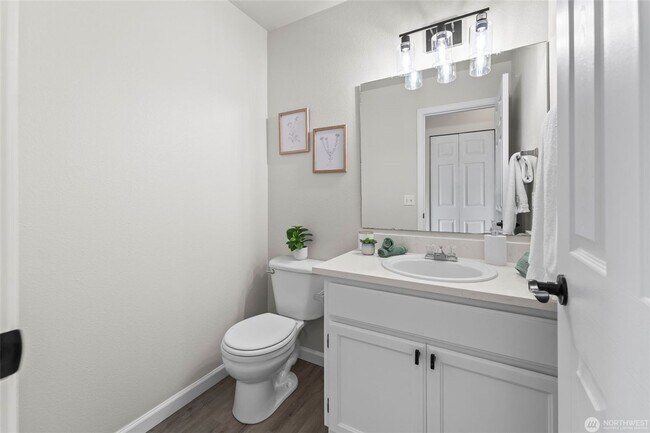 Building Photo - Amazing 4 br 2.5 bedroom 2000 sqft home!