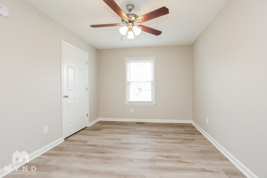 Building Photo - 204 Deerlake Dr