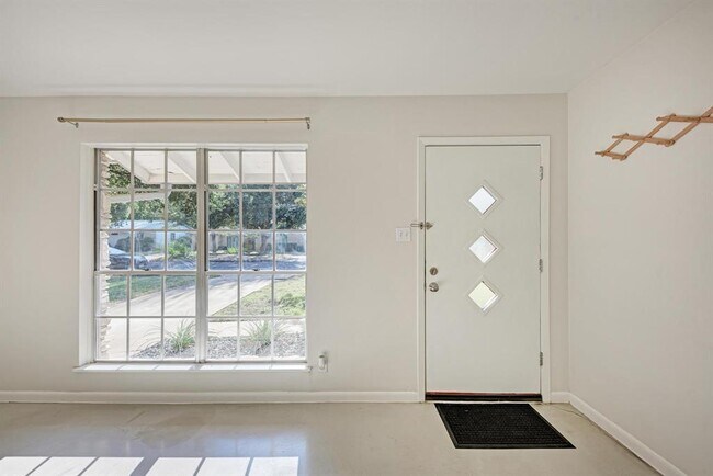 Building Photo - 2508 East Side Dr