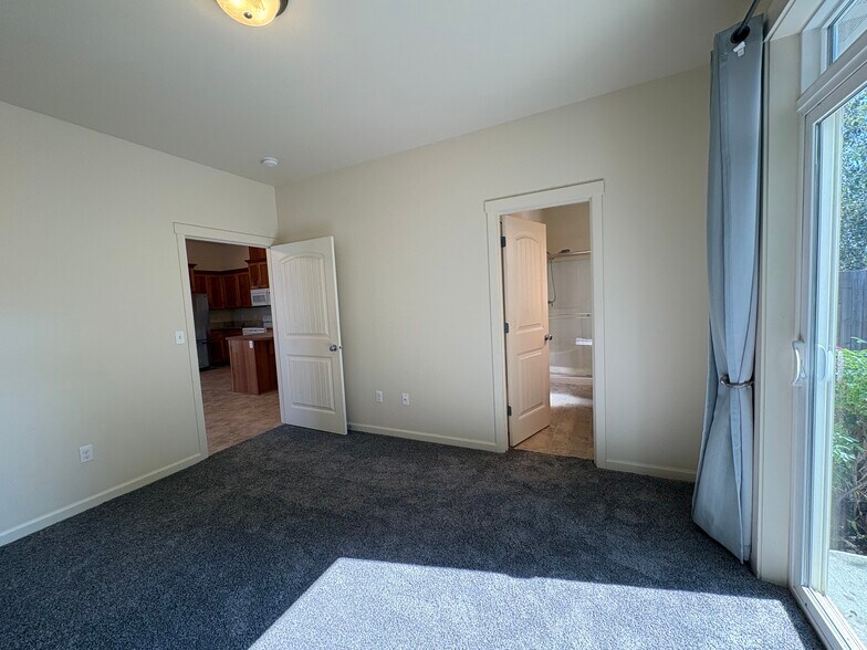 Building Photo - 1419 Springwater Ave