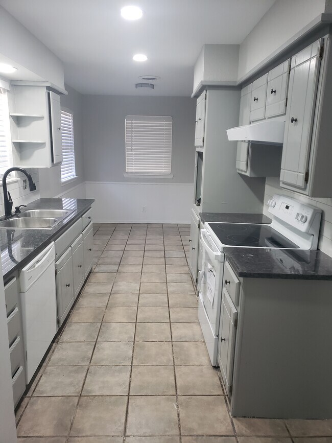 Building Photo - 2801 James Louis Dr