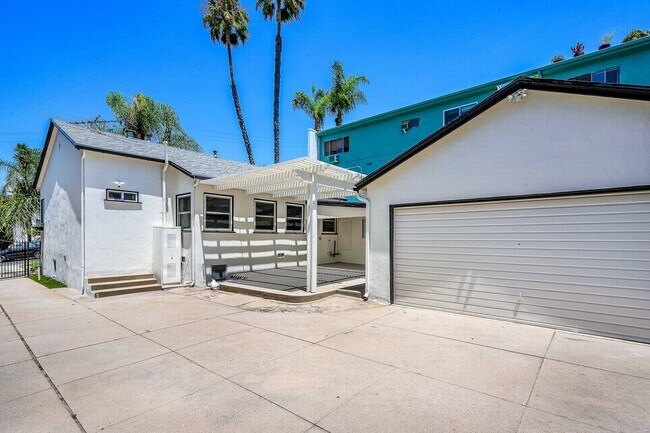Building Photo - 2828 Avenel St