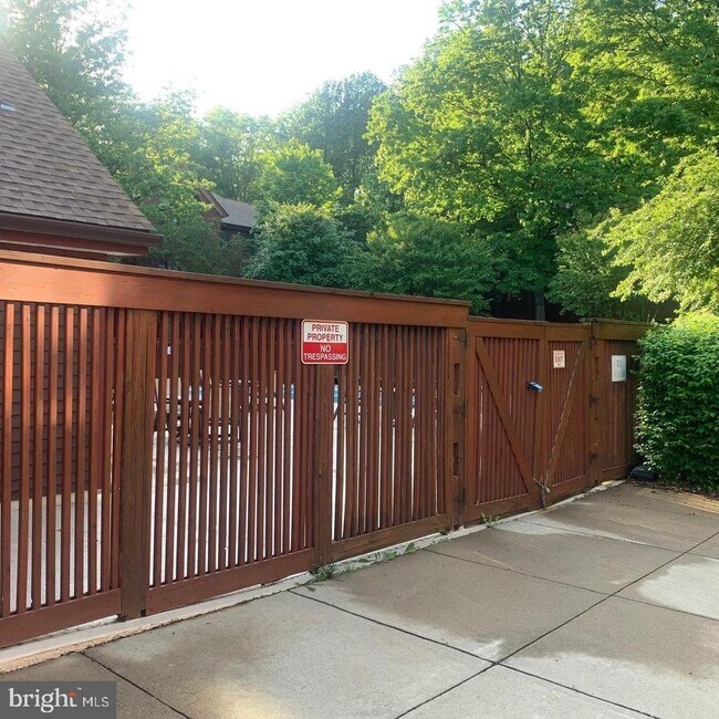 Building Photo - 2804 Lee Oaks Pl
