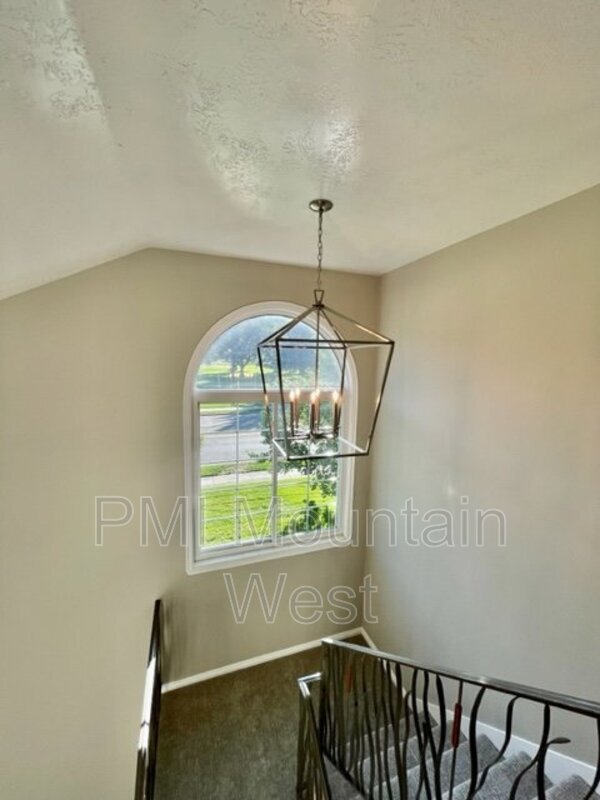 Building Photo - 499 N 200 W