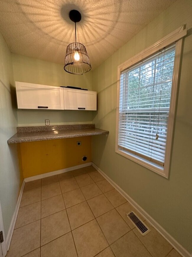 Building Photo - Stunning 3 Bed 2.5 Bath Home with Large Bo...