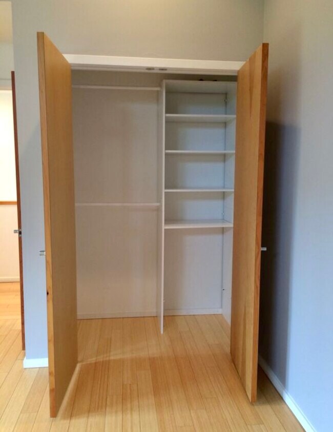 Building Photo - 2466 Lake Dr SE