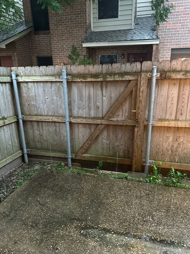 Building Photo - College Station -2 bedroom/ 2.5 bath - 2 story condo -Complex has a Pool.