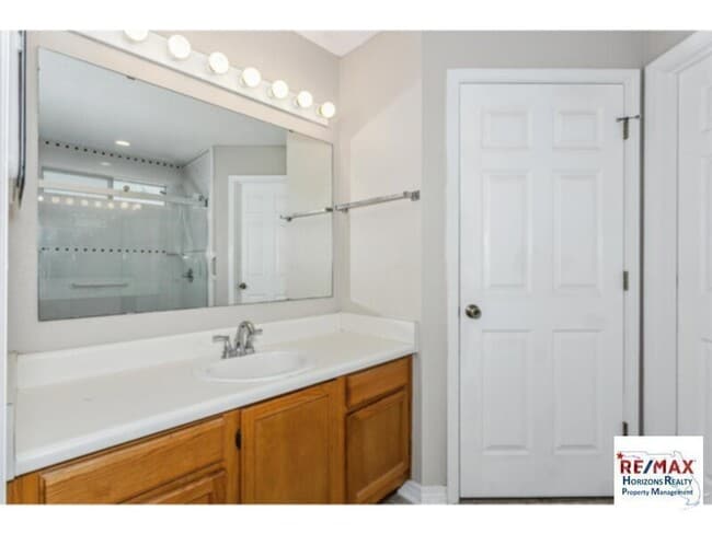 Building Photo - Beautiful Cottage in Great Location!