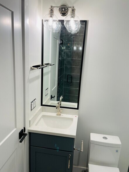 Building Photo - 843 W Wellington Ave