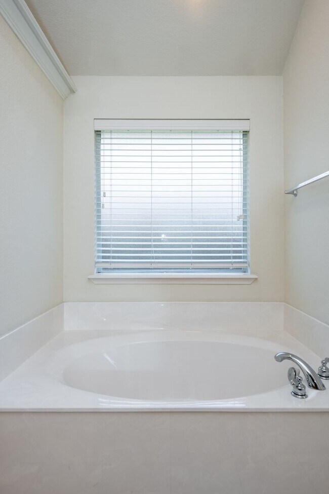 Building Photo - Beautiful 3 Bedroom 2 Bath in Whitestone R...