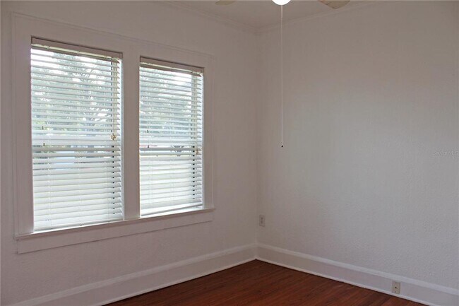 Building Photo - 1718 E Elm Rd